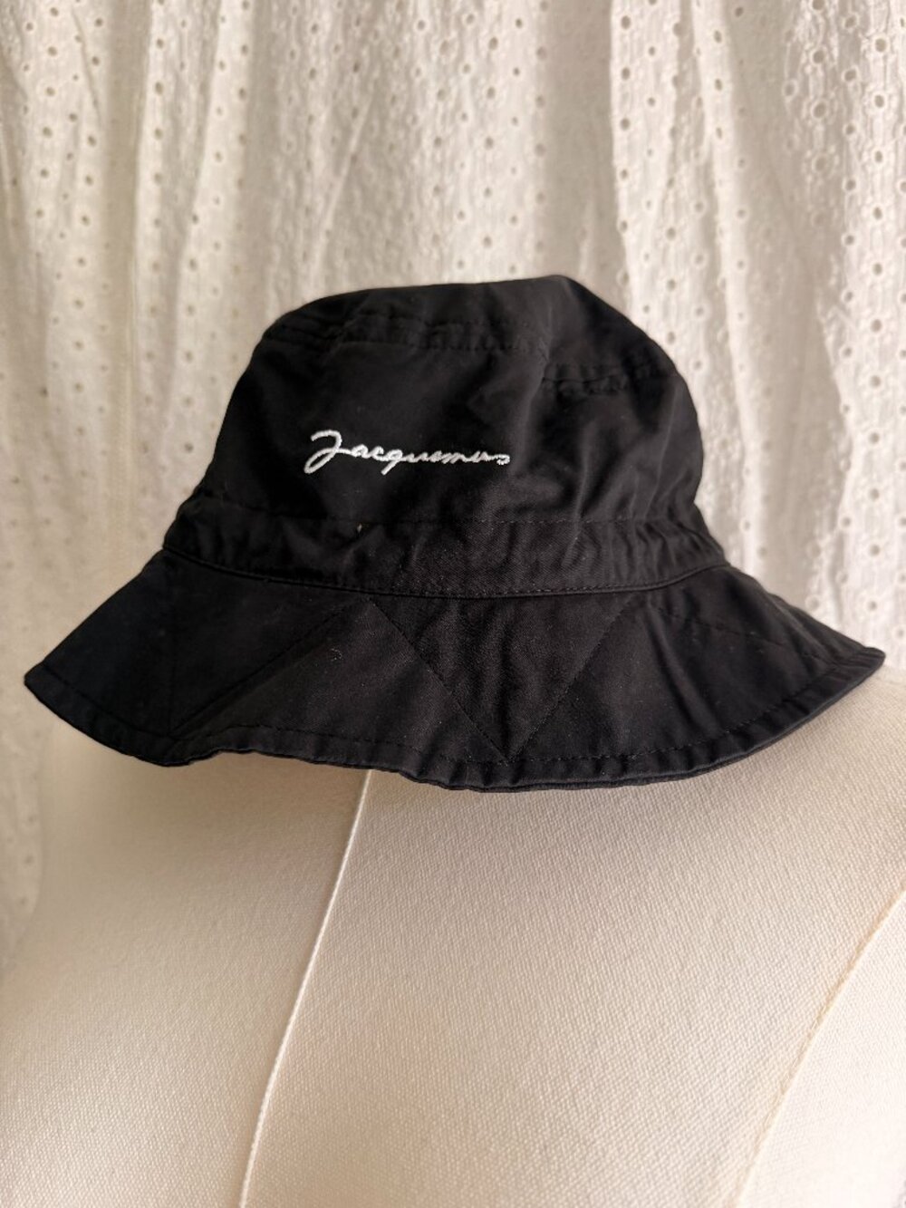Jacquemus Le Bob Baluchon Bucket Hat in Black. Size 58.